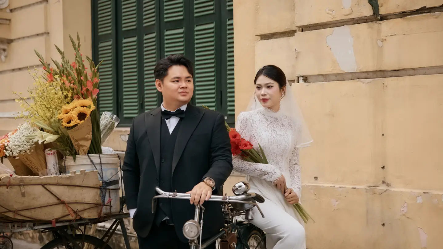 Cô dâu chú rể VK Wedding bên xe hoa phố cổ Hà Nội