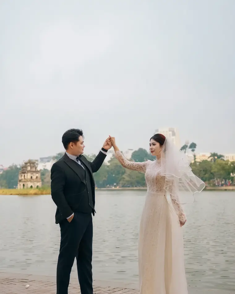 Vân Kiên và Thu Vân bên Hồ Gươm, Hà Nội